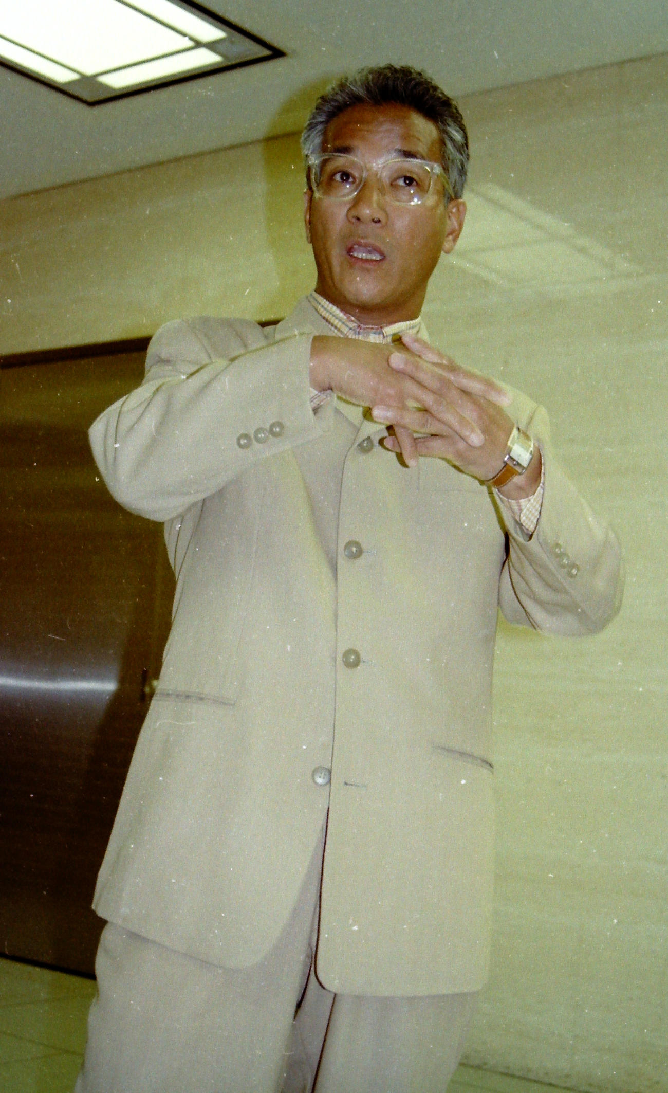 94年4月、取材に答える上岡龍太郎さん