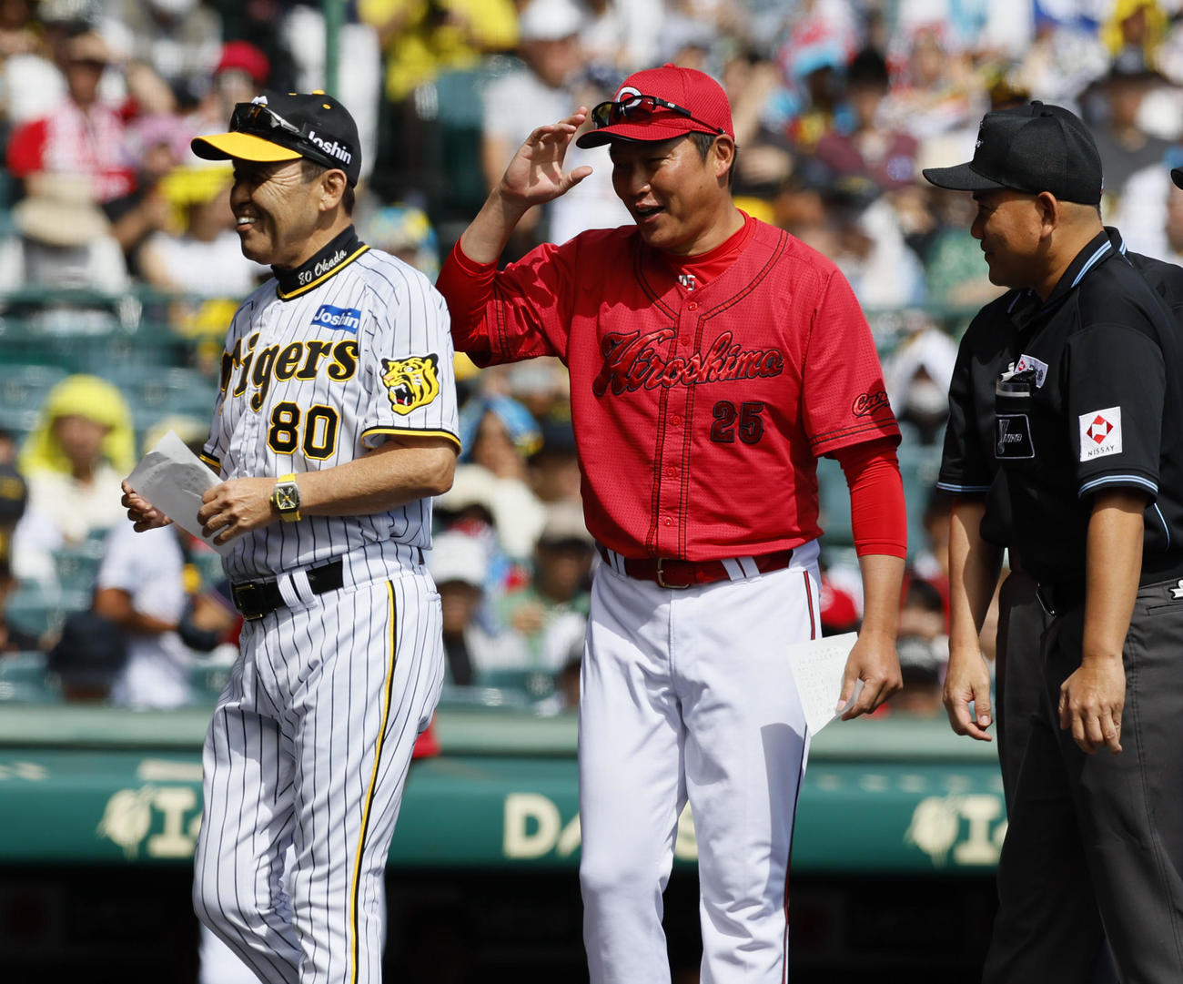 阪神岡田監督（左）と広島新井監督（中央）（2023年9月9日撮影）