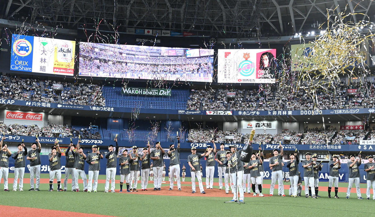 オリックス対ロッテ　CSファイナルを突破しクラッカーを打ち鳴らすオリックスナイン（撮影・和賀正仁）