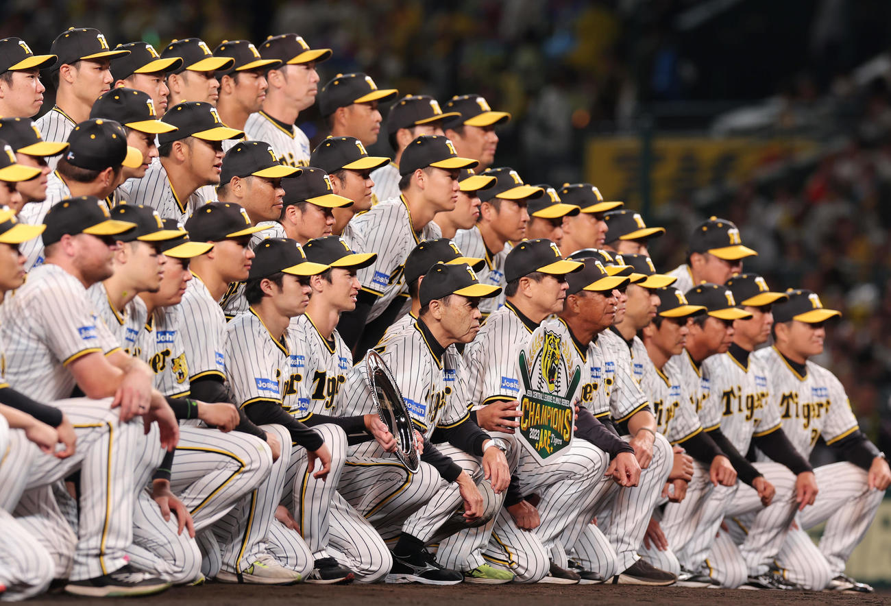 23年10月20日、日本シリーズ進出を決め、記念撮影する岡田監督（中央）ら阪神の選手たち