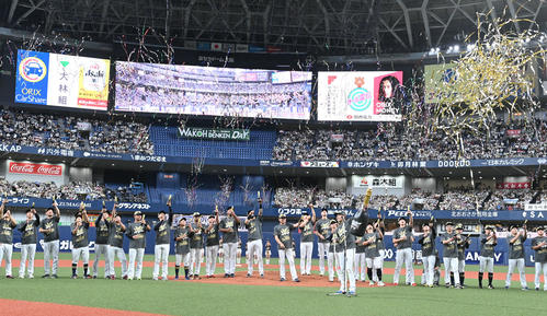 オリックス対ロッテ　CSファイナルを突破しクラッカーを打ち鳴らすオリックスナイン（撮影・和賀正仁）