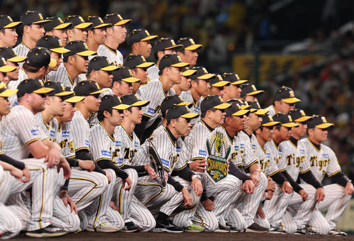 23年10月20日、日本シリーズ進出を決め、記念撮影する岡田監督（中央）ら阪神の選手たち