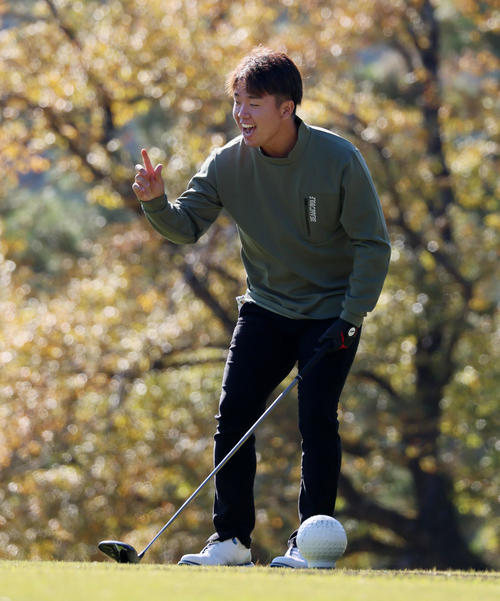 タイガース杯ゴルフコンペ　1番、ナイスショットに笑顔を見せる村上頌樹（2023年11月22日撮影）