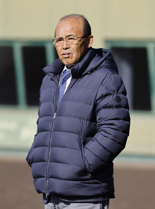 新人合同自主トレを視察する岡田監督（撮影・藤尾明華）