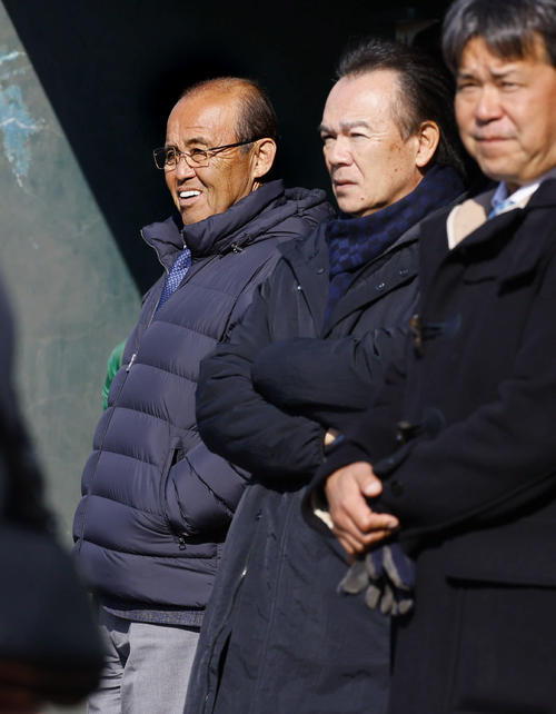 新人自主トレを笑顔で見つめる岡田監督（左）と和田2軍監督ら（撮影・藤尾明華）
