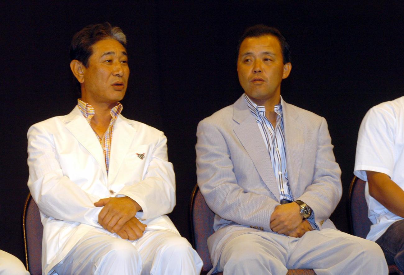 2003年12月、ファンを招いて優勝記念謝恩パーティーが行われ、壇上で話しこむ星野仙一SD（左）と岡田彰布監督