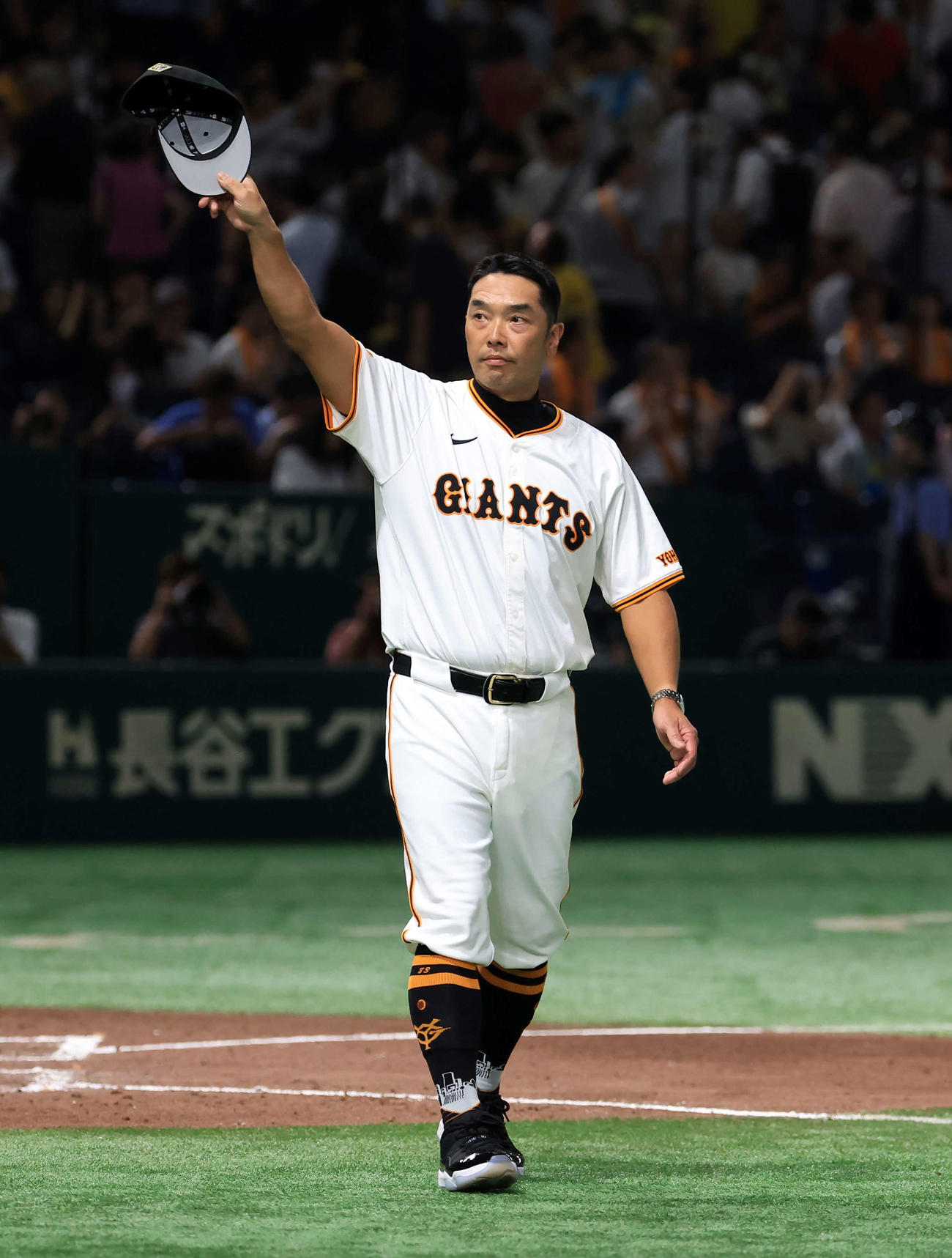 巨人対阪神　連勝し、スタンドにあいさつする巨人阿部監督（撮影・浅見桂子）