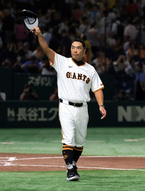 巨人対阪神　連勝し、スタンドにあいさつする巨人阿部監督（撮影・浅見桂子）