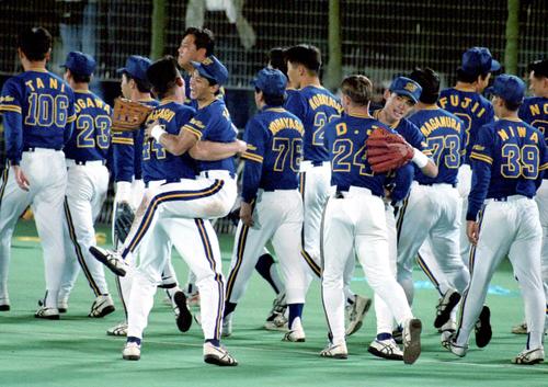 95年、パ・リーグ優勝を果たし、ナインで場内一周するなか高橋智（左から4人目）と喜び合う田口壮とD．J．（左から6人目）と喜び合うイチロー