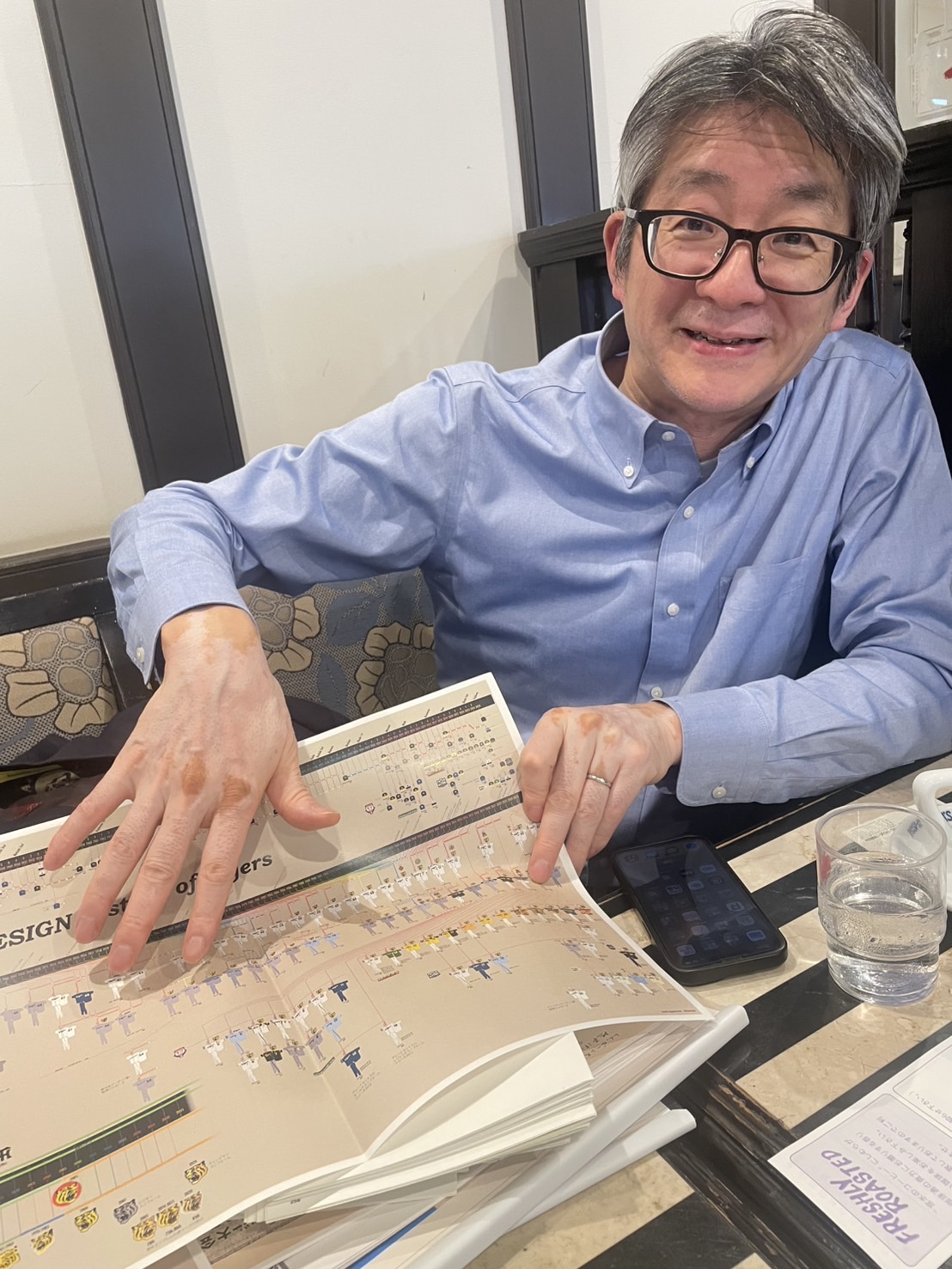 自身作のグラフィックを説明する大森正樹さん（撮影・高原寿夫）