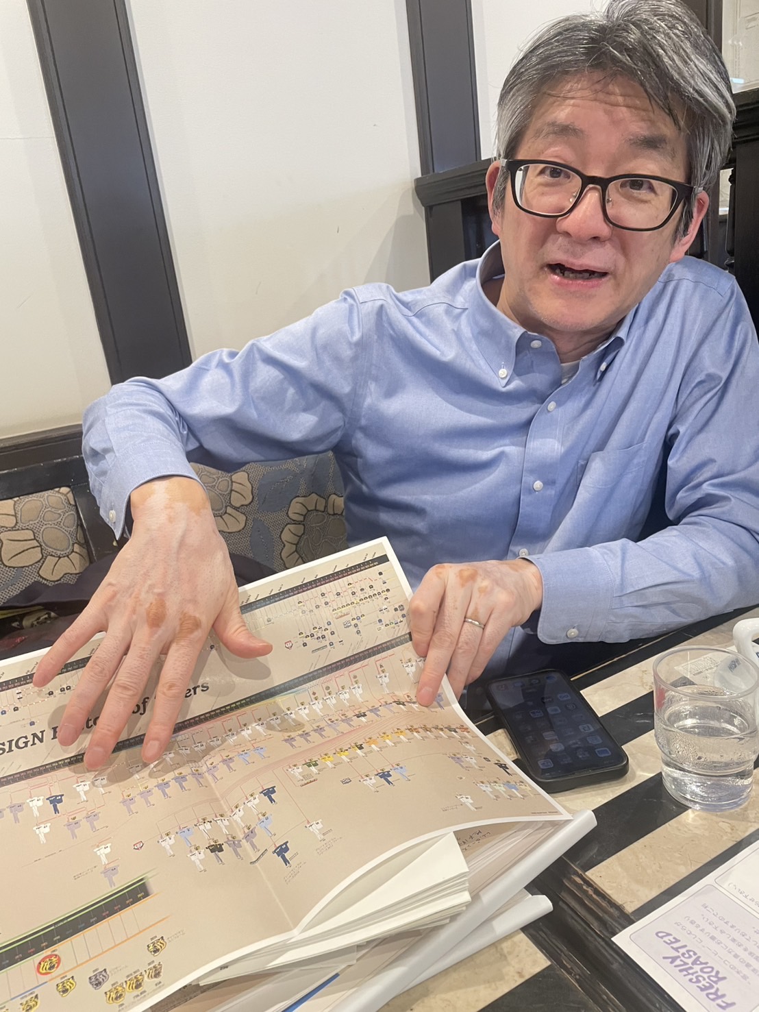 自身作のグラフィックを説明する大森正樹さん（撮影・高原寿夫）