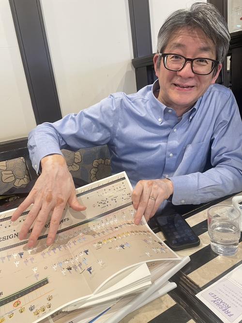 自身作のグラフィックを説明する大森正樹さん（撮影・高原寿夫）