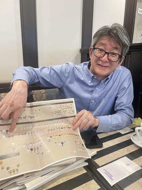 自身作のグラフィックを説明する大森正樹さん（撮影・高原寿夫）