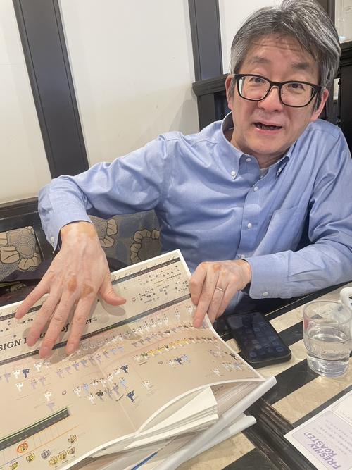 自身作のグラフィックを説明する大森正樹さん（撮影・高原寿夫）