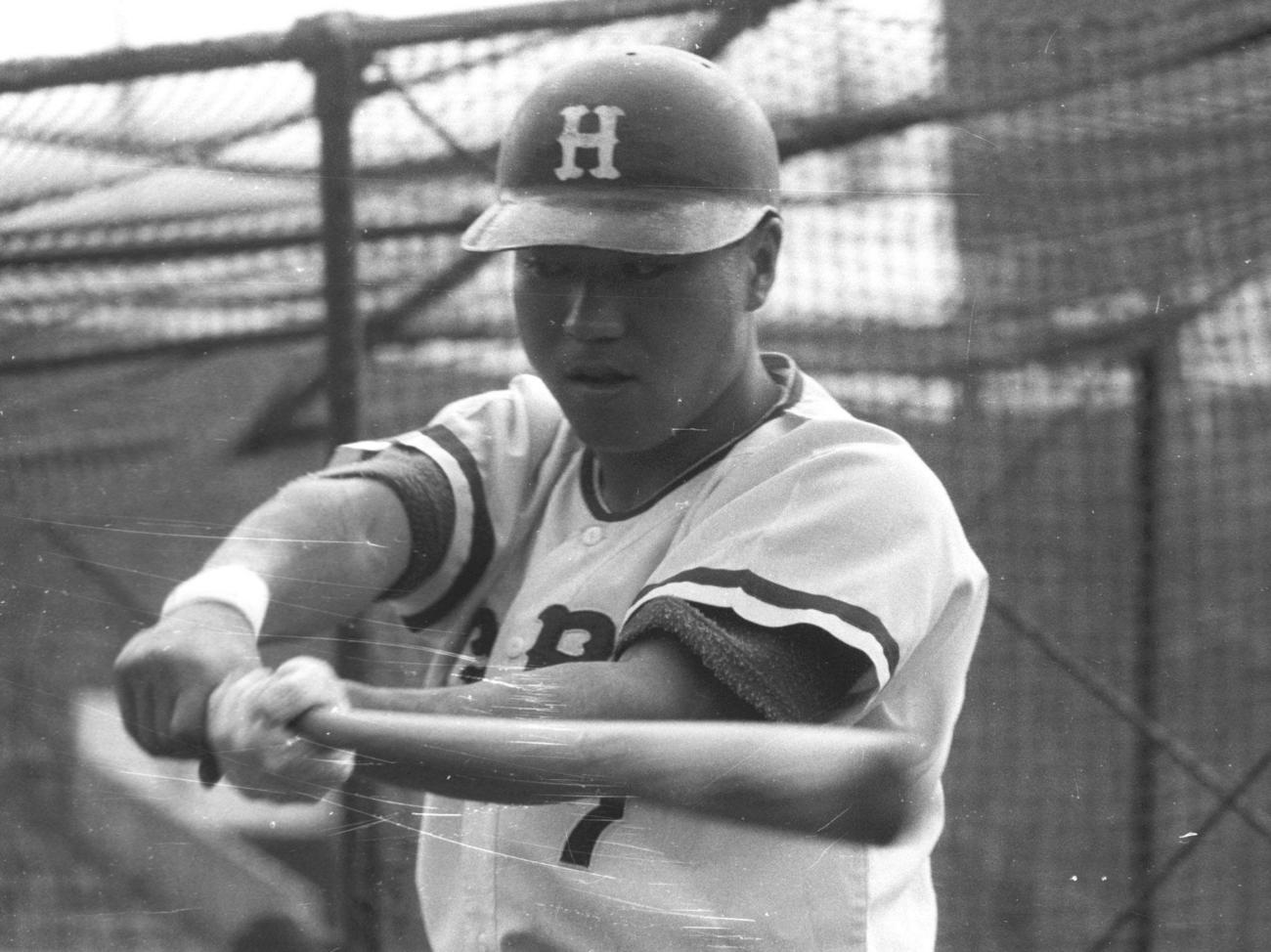 67年、広島市民球場で打撃練習をする山本一義さん