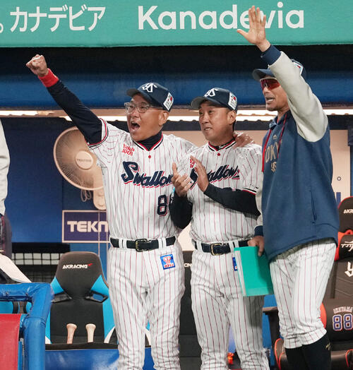 ヤクルト対阪神　8回裏ヤクルト無死二塁、石井巧の同点適時二塁打に喜ぶ池山隆寛監督（左）（撮影・清水貴仁）