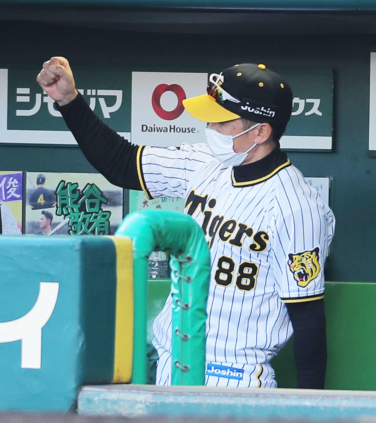 巨人に勝利し、ガッツポーズする矢野監督（2022年4月16日撮影）