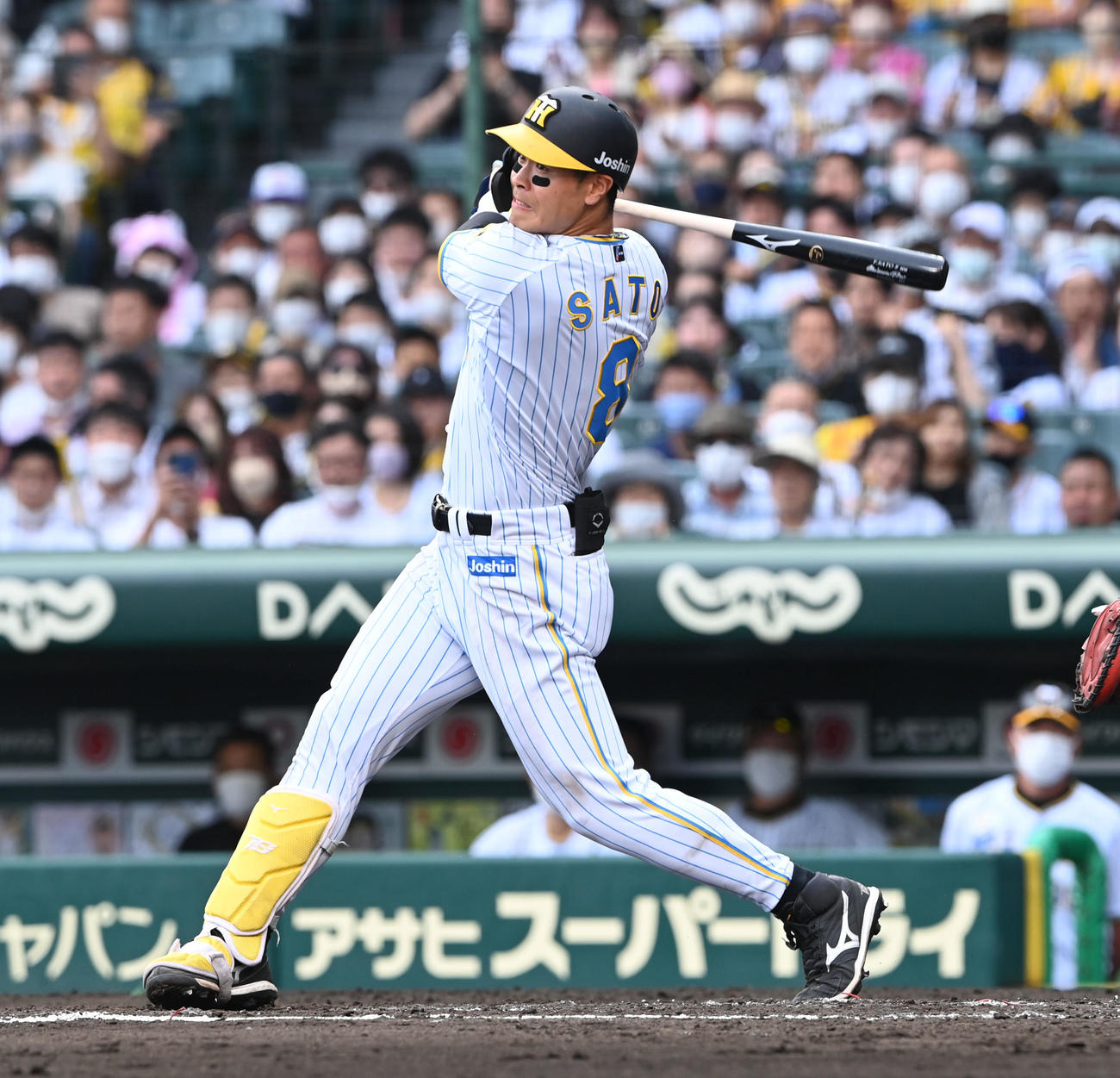 阪神対DeNA 7回裏阪神1死一塁、佐藤輝は左二塁打を放つ（撮影・前岡正明）