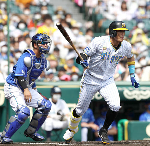 阪神対DeNA 2回裏阪神1死一、二塁、糸井は右前打を放つ（撮影・上山淳一）