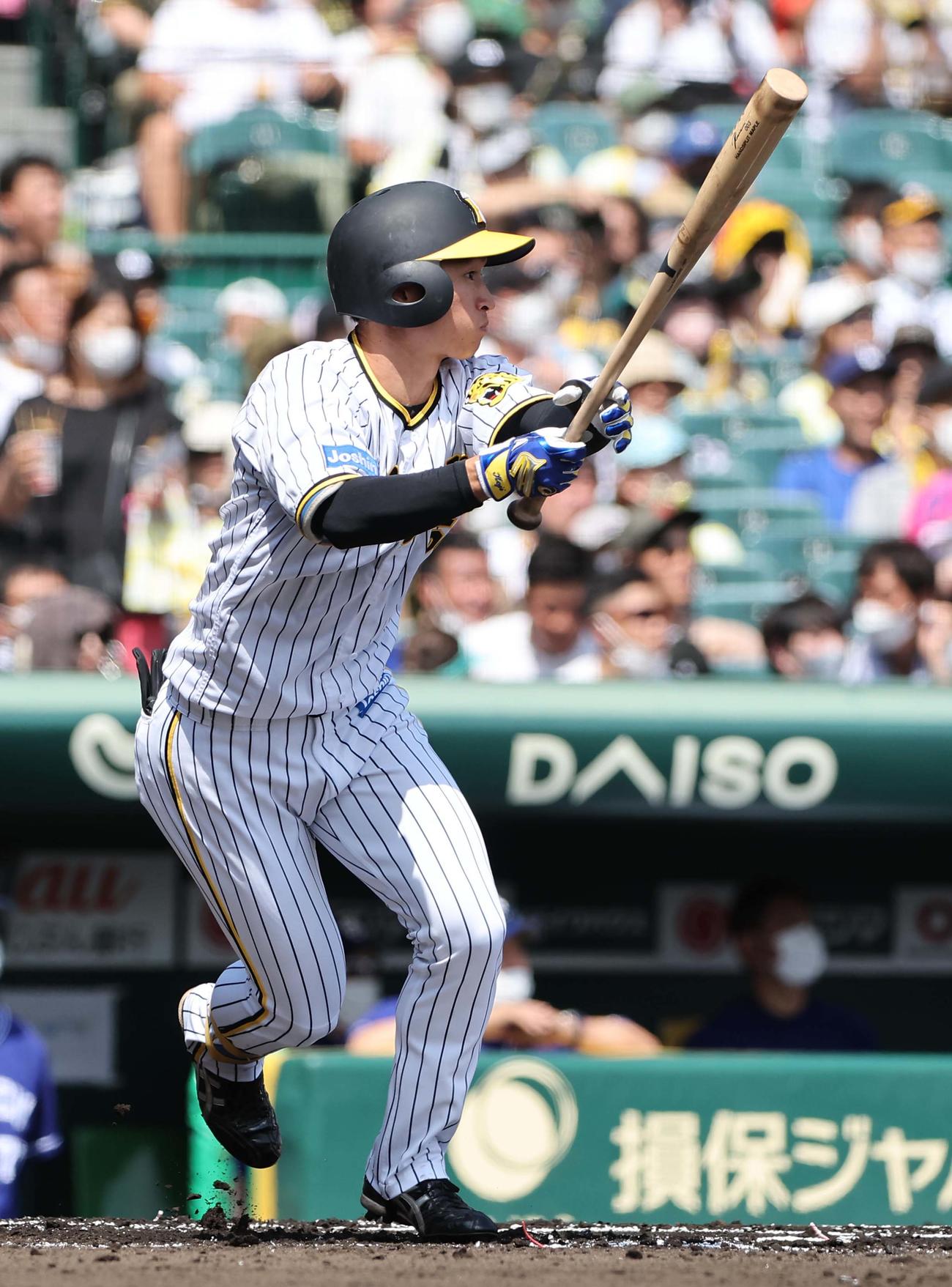 阪神対中日　1回裏阪神無死一、三塁、近本は左越え先制適時二塁打を放つ（撮影・上田博志）