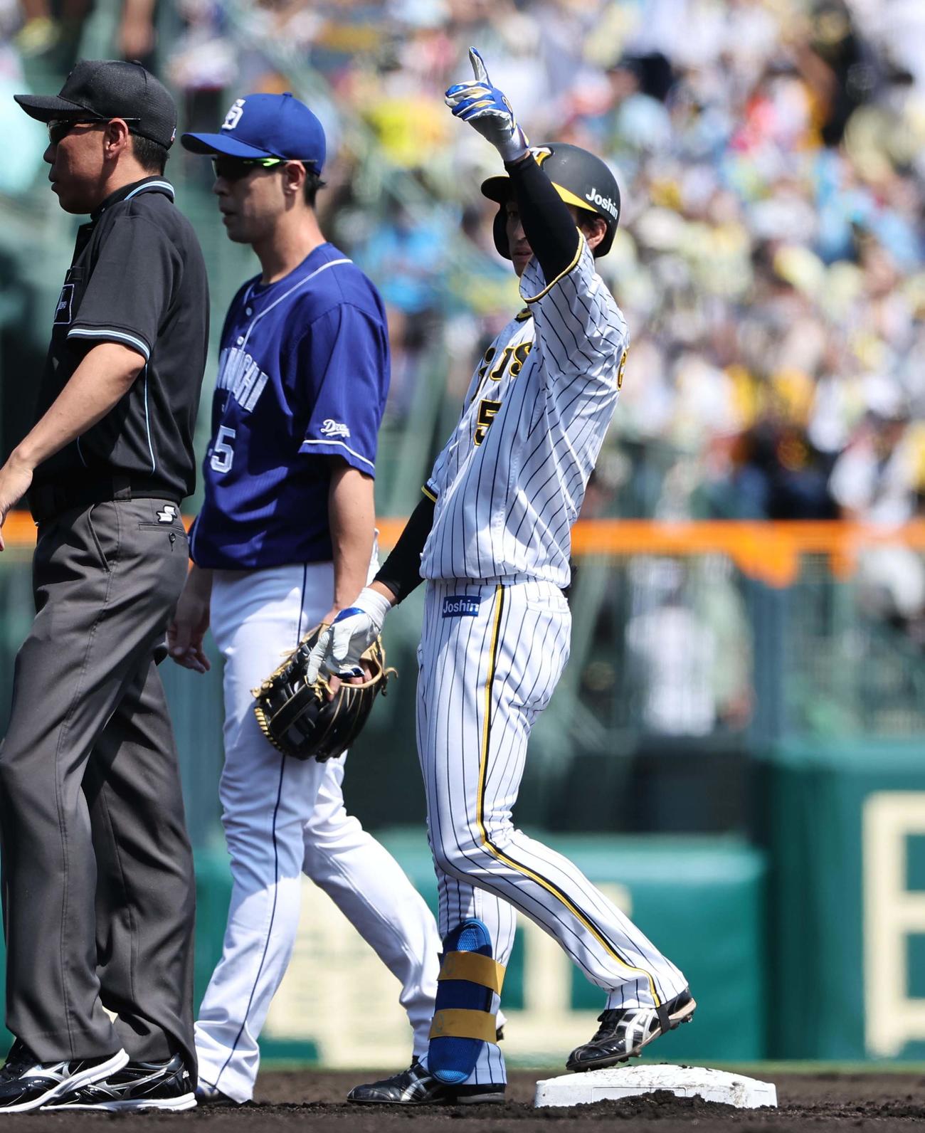 阪神対中日　1回裏阪神無死一、三塁、近本は先制適時二塁打を放ちポーズを決める（撮影・上田博志）
