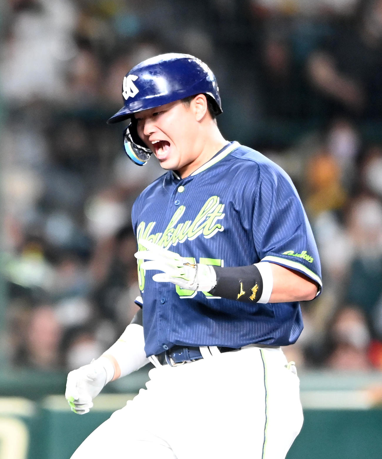 阪神対ヤクルト　9回表ヤクルト1死、右越え同点本塁打を放ち生還する村上（撮影・前岡正明）