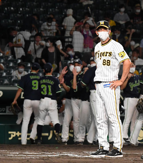 阪神対ヤクルト　ヤクルトに逆転負け、がっくりと整列する矢野監督（撮影・前岡正明）