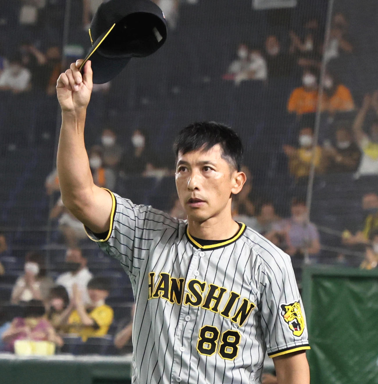 巨人に3連勝しファンにあいさつする矢野監督（2022年8月21日撮影）