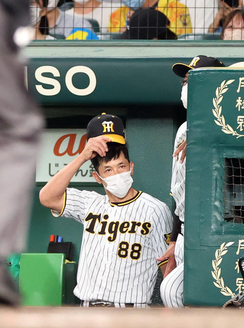 22年9月3日、試合後、疲れた様子で脱帽する矢野監督