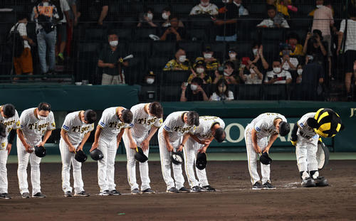 阪神対ヤクルト　今季26回目の完封負けを喫し、あいさつする阪神矢野監督（右）ら（撮影・上山淳一）