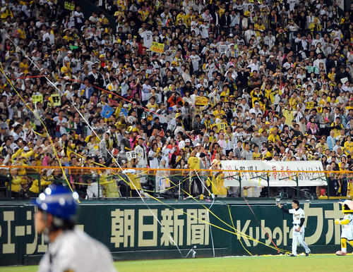 引退セレモニーでファンに最後のあいさつをする矢野燿大（2010年09月30日撮影）