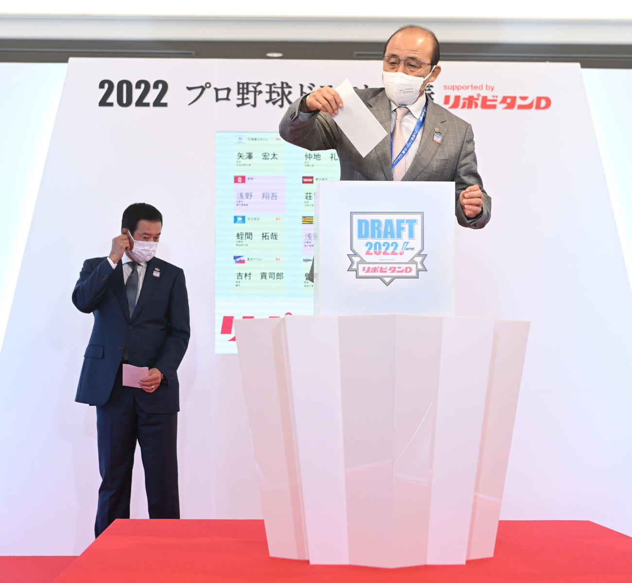 高松商・浅野の抽選でくじを引く阪神岡田監督。左は巨人原監督（2022年10月20日代表撮影）