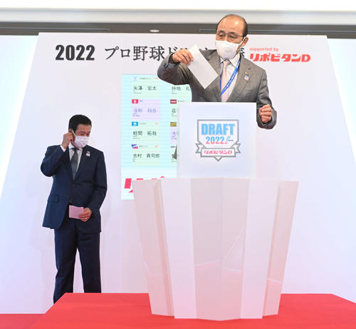 高松商・浅野の抽選でくじを引く阪神岡田監督。左は巨人原監督（2022年10月20日代表撮影）