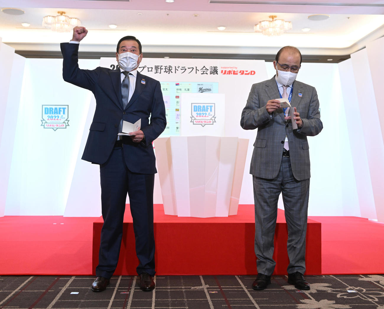 ドラフト会議　高松商・浅野の交渉権を獲得してガッツポーズする巨人原監督。右は阪神岡田監督（2022年10月20日代表撮影）