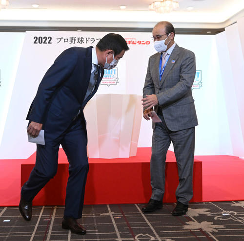 ドラフト会議　高松商・浅野の交渉権を獲得した巨人原監督（左）は阪神岡田監督に一礼してインタビューに向かう（2022年10月20日代表撮影）