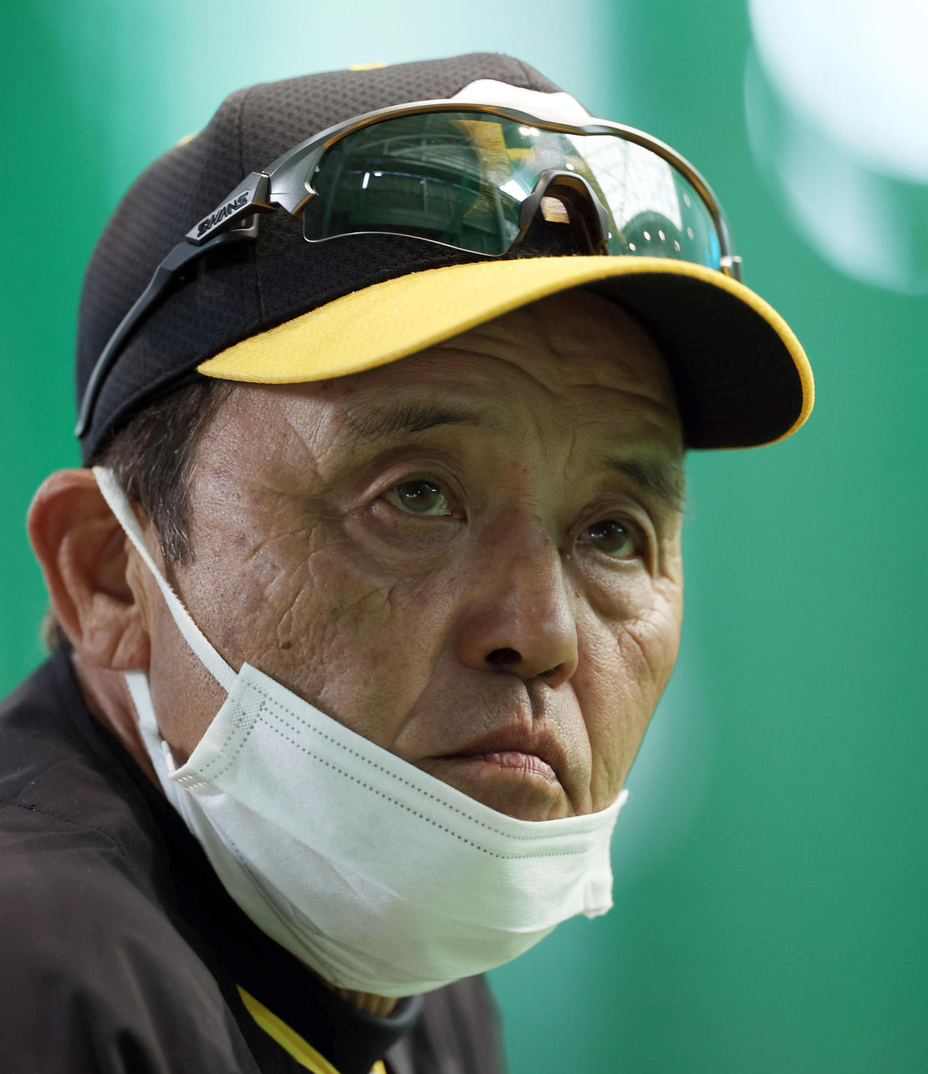 練習を見つめる阪神岡田監督（撮影・前田充）