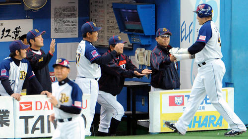 2010年オープン戦　オリックス対阪神　4回裏無死、本塁打のカブレラを出迎える岡田彰布監督（2010年3月11日撮影）