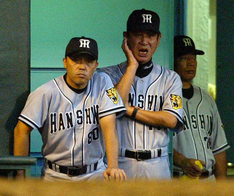 03年8月、指揮を執る阪神星野監督と岡田コーチ（左）