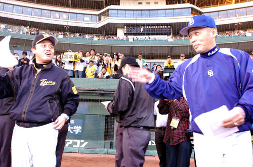 中日落合博満監督（右）と阪神岡田彰布監督（2008年10月12日撮影）