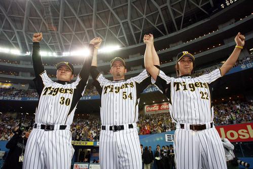 左から阪神久保田智之、ジェフ・ウィリアムス、藤川球児（2007年3月31日撮影）