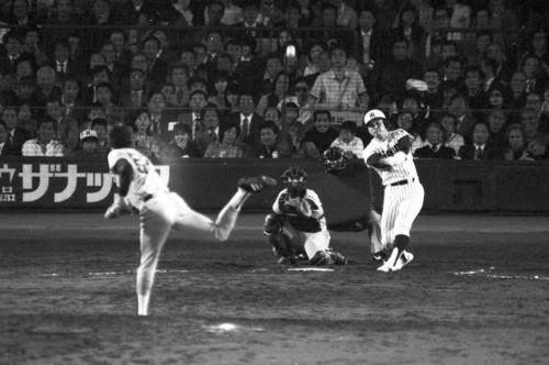 85年4月17日、巨人戦の7回、バース、掛布に続きバックスクリーンへ本塁打を放つ岡田