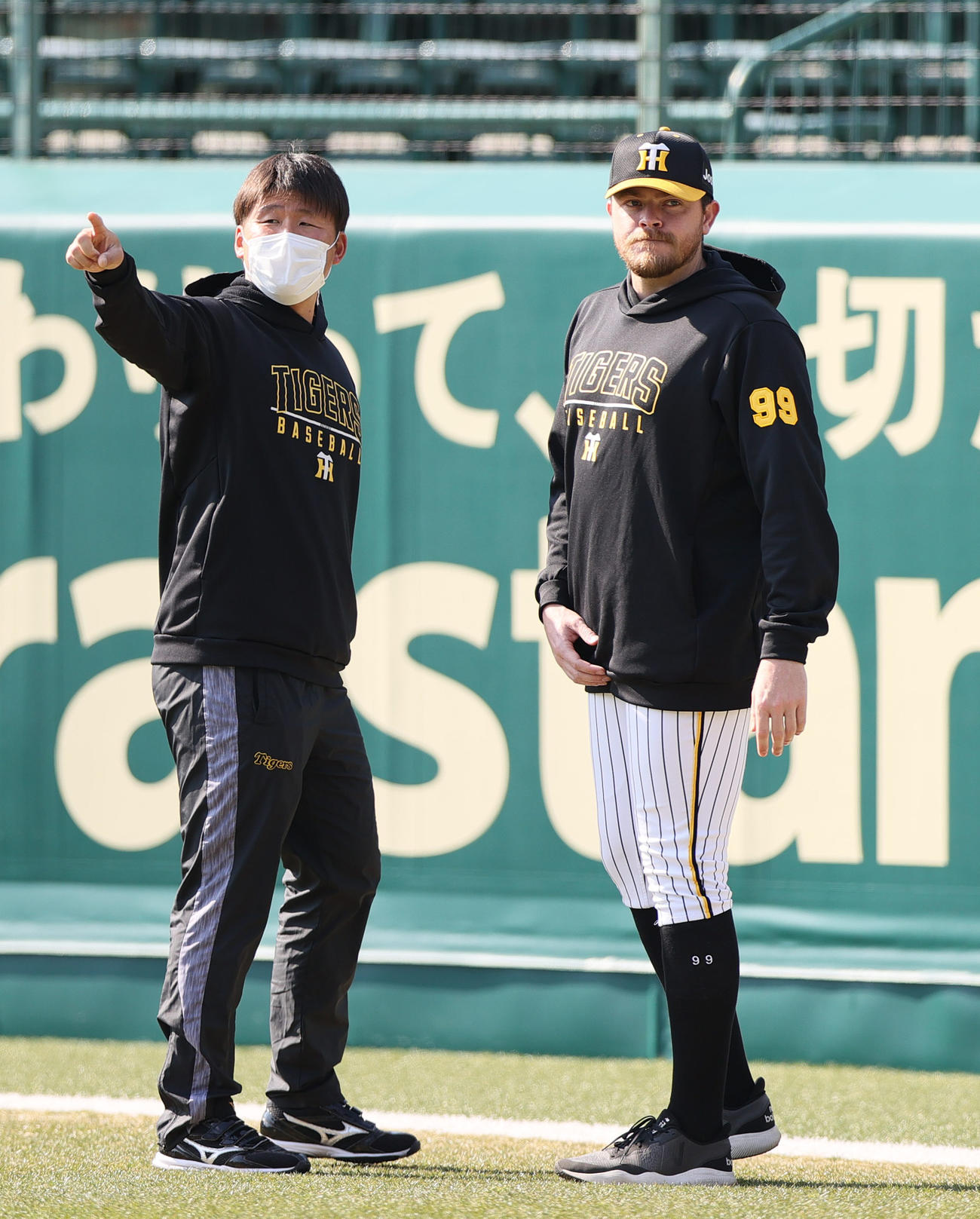 別メニューでグラウンドを離れるビーズリー（右）（撮影・上山淳一）