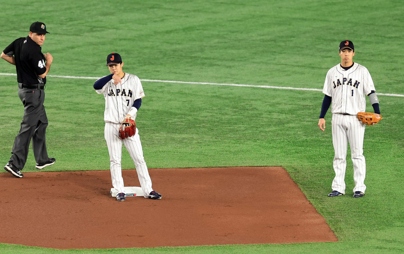WBC1次ラウンドB組　日本対チェコ　1回表チェコ2死二塁、打球を一塁悪送球し先制点を許した中野拓夢（左）はがっくり（2023年3月11日撮影）