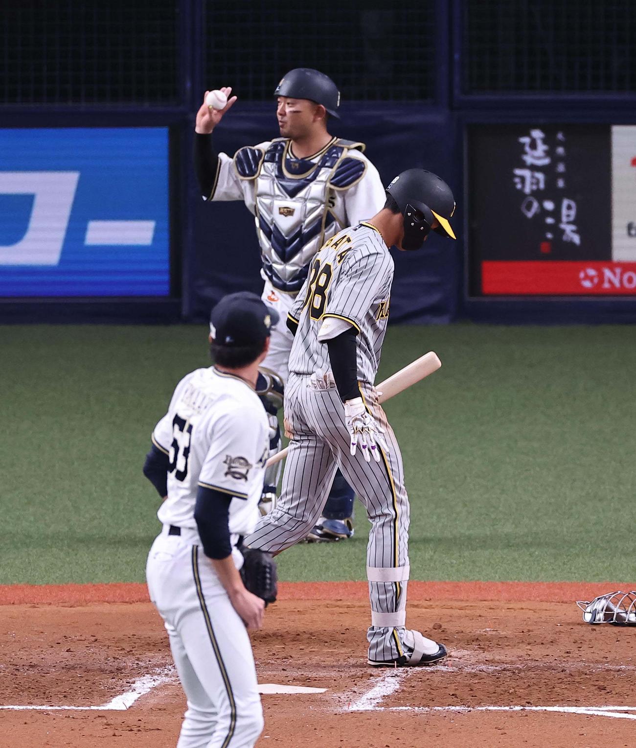 オリックス対阪神　7回表阪神無死一、二塁、小幡は送りバントに失敗する（撮影・上田博志）