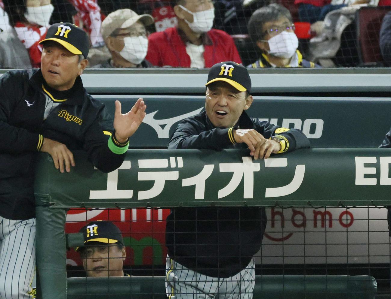 広島対阪神　9回表阪神2死二塁、大山の勝ち越し適時二塁打に笑顔の岡田監督