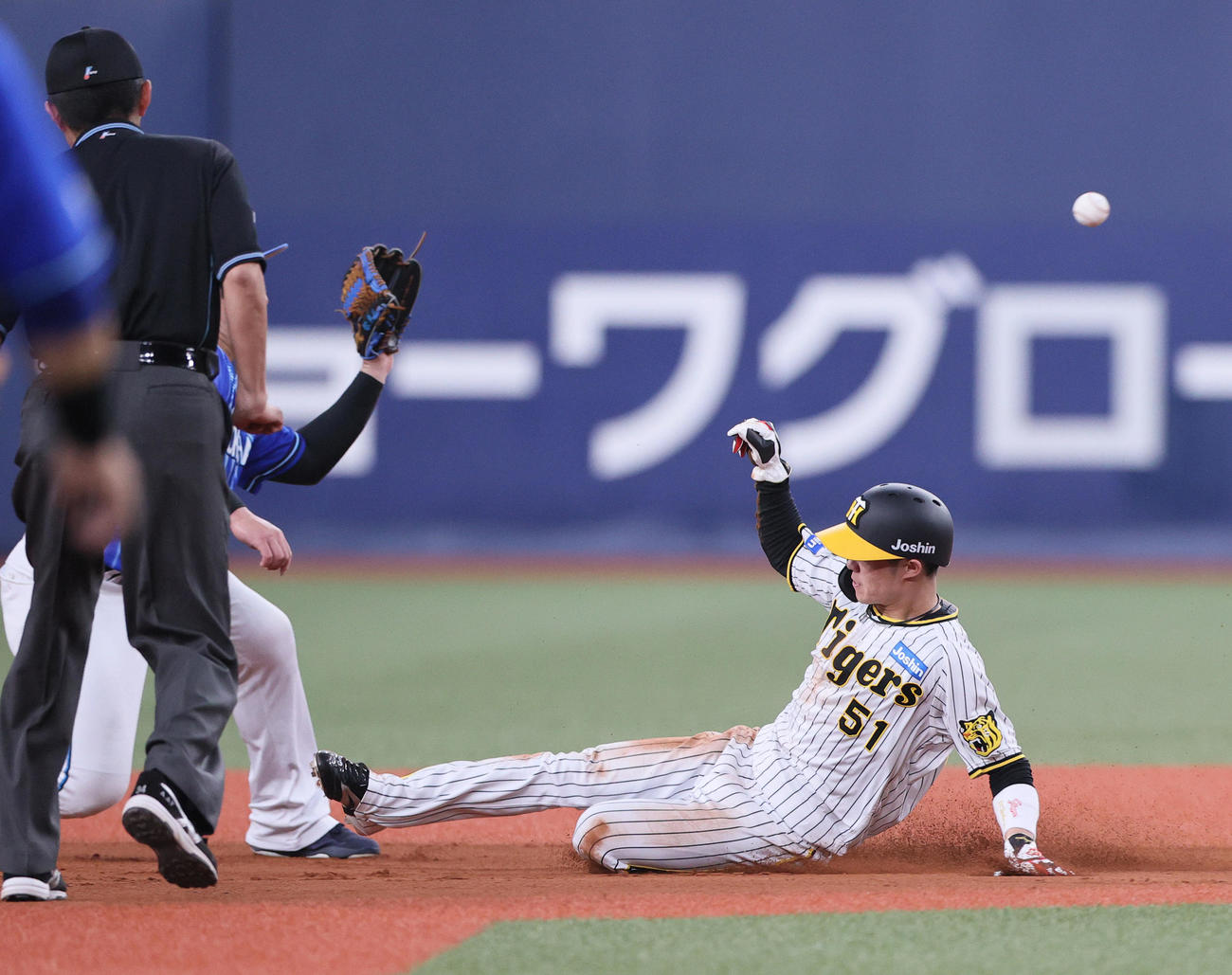 2023年4月2日、阪神対DeNA 8回裏阪神2死一塁、中野は二盗を決める（撮影・上山淳一）