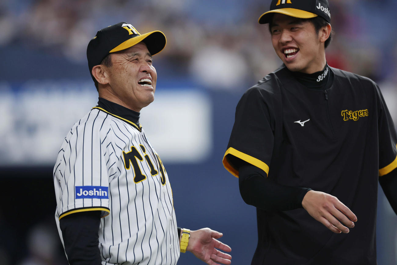 阪神対DeNA　勝利投手の阪神才木（右）を笑顔で祝福する岡田監督（撮影・前田充）