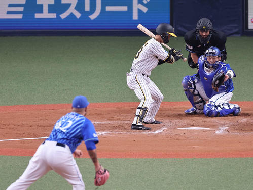 阪神対DeNA 8回裏阪神2死一塁、島田は見逃しで1ストライクとなる（撮影・上田博志）