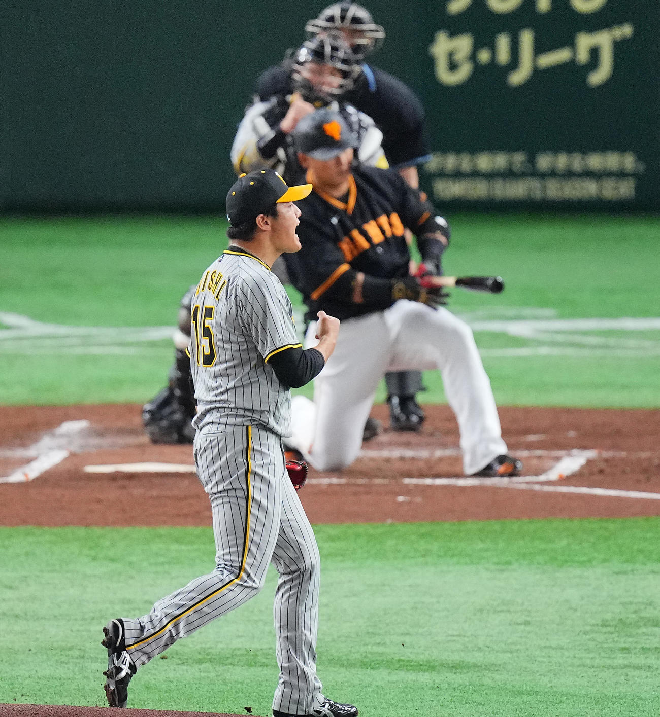 巨人対阪神　1回裏巨人2死二、三塁、中田を空振りの三振に仕留め雄たけびを上げガッツポーズする西純（2023年4月13日撮影）