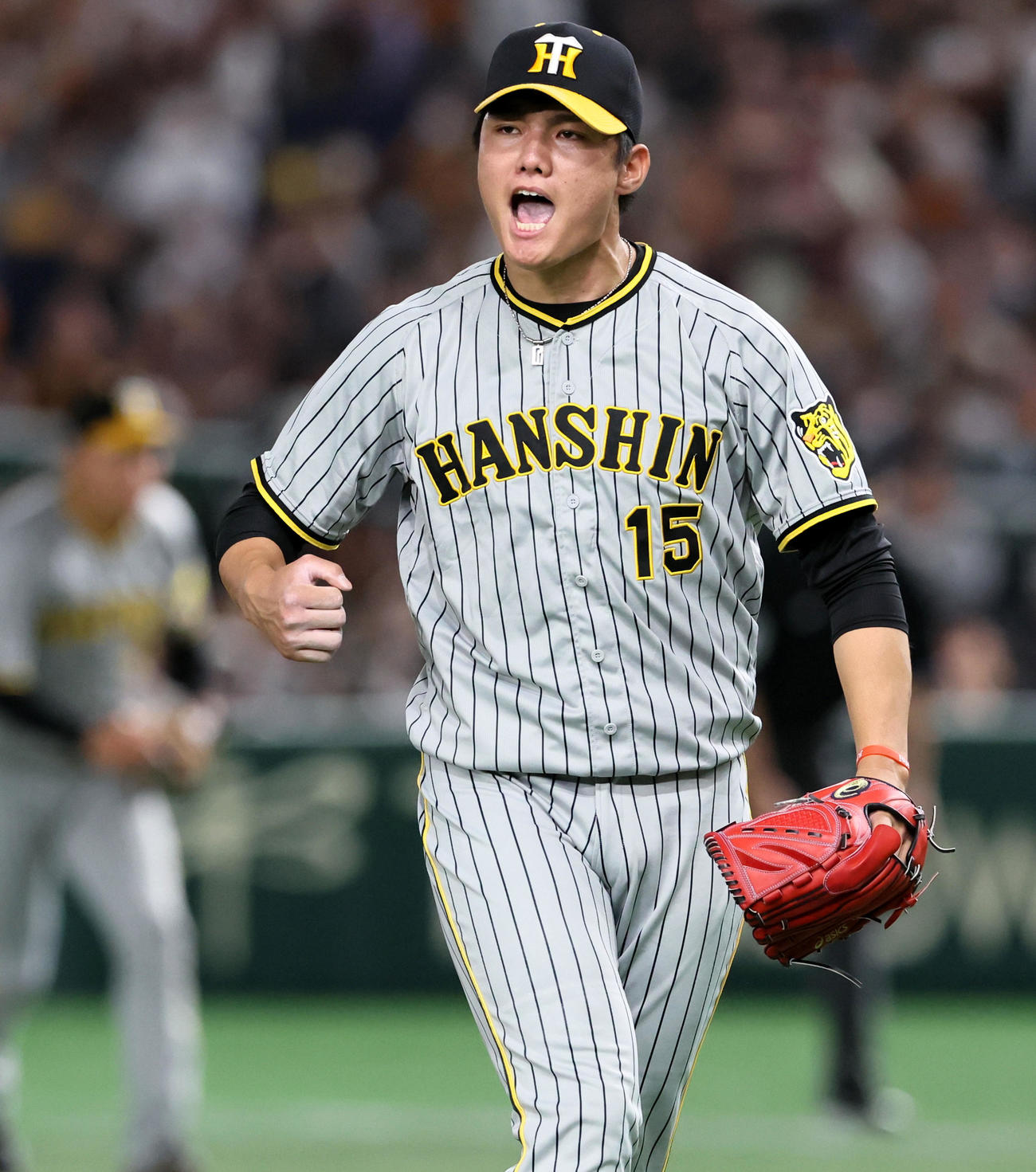 巨人対阪神　1回裏巨人2死二、三塁、西純は中田を三振に仕留めガッツポーズを見せる（2023年4月13日撮影）